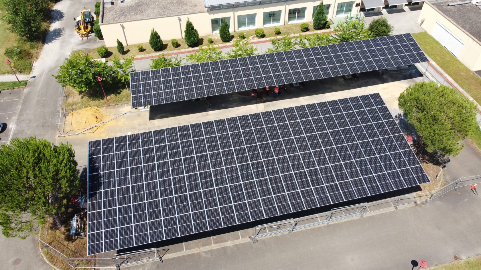 Panneaux photovoltaïques en toiture au-dessus d'un parking